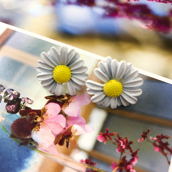 Spring Daisy Earring - White